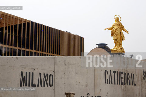 Milan Expo 2015. Milano Cathedral area: reproduction of theMadonnina, the Virgin Mary statue that is on the Milan Cathedral / Expo Milano 2015. Area Milan Cathedral: Riproduzione della Madonnina del Duomo - ©Marcello Mencarini/Rosebud2