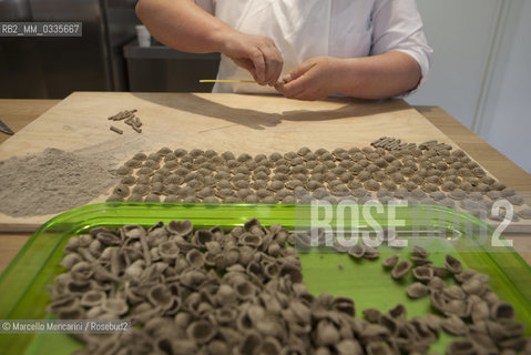 Milan Expo 2015. Orecchiette pasta prepared at the Puglia region restaurant in the Eataly space / Expo Milano 2015. Le tipiche orecchiette pugliesi fatte a mano nel ristorante della regione Puglia dello spazio Eataly - ©Marcello Mencarini/Rosebud2