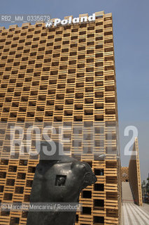 Milan Expo 2015. The sculpture Grande Toscano (1937) by Igor Mitoraj in front of the Polish Pavilion / Expo Milano 2015. La scultura Grande Toscano (1937) di Igor Mitoraj di fronte al padiglione della Polonia - ©Marcello Mencarini/Rosebud2