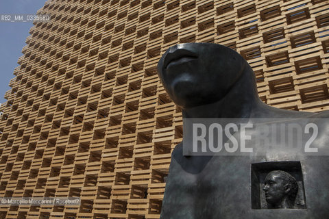 Milan Expo 2015. The sculpture Grande Toscano (1937) by Igor Mitoraj in front of the Polish Pavilion / Expo Milano 2015. La scultura Grande Toscano (1937) di Igor Mitoraj di fronte al padiglione della Polonia - ©Marcello Mencarini/Rosebud2