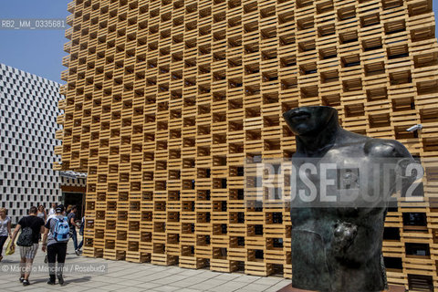 Milan Expo 2015. The sculpture Grande Toscano (1937) by Igor Mitoraj in front of the Polish Pavilion / Expo Milano 2015. La scultura Grande Toscano (1937) di Igor Mitoraj di fronte al padiglione della Polonia - ©Marcello Mencarini/Rosebud2