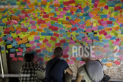 Milan Expo 2015. Reproduction of the wall of the Juliets House in Verona, covered with messages of love, at the Vinitaly stand  / Expo Milano 2015. Riproduzione del muro della casa di Giulietta a Verona, ricoperto di messaggi di innamorati, nello stand di Vinitaly - ©Marcello Mencarini/Rosebud2