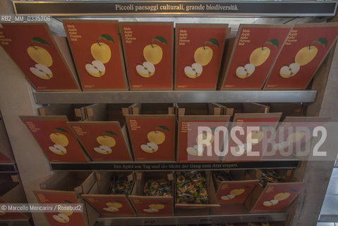 Milan Expo 2015. Pavilion of Switzerland: Four towers filled with water, salt, Nescafe and dried apples (the most important products of Switzerland). Visitors take lifts up to the top of the towers, where they can help themselves to as much of these products as they want. As the towers get emptied, the platform on which they stand gets lower, modifying the appearance of the Pavilion. A lesson in overconsumption: in the end, it will remain for all? / Expo Milano 2015. Padiglione della Svizzera. Quattro torri riempite con sale, Nescafé, melle essiccate e acqua (i principali prodotti svizzeri). I visitatori accedono con gli ascensori e, una volta arrivati in cima, possono prendere questi prodotti nelle quantità che desiderano. Man mano che le torri si svuotano, le piattaforme sui cui poggiano si abbassano, modificando l’aspetto del Padiglione. Una lezione sul consumismo: alla fine, ne resterà per tutti? - ©Marcello Mencarini/Rosebud2