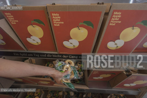 Milan Expo 2015. Pavilion of Switzerland: Four towers filled with water, salt, Nescafe and dried apples (the most important products of Switzerland). Visitors take lifts up to the top of the towers, where they can help themselves to as much of these products as they want. As the towers get emptied, the platform on which they stand gets lower, modifying the appearance of the Pavilion. A lesson in overconsumption: in the end, it will remain for all? / Expo Milano 2015. Padiglione della Svizzera. Quattro torri riempite con sale, Nescafé, melle essiccate e acqua (i principali prodotti svizzeri). I visitatori accedono con gli ascensori e, una volta arrivati in cima, possono prendere questi prodotti nelle quantità che desiderano. Man mano che le torri si svuotano, le piattaforme sui cui poggiano si abbassano, modificando l’aspetto del Padiglione. Una lezione sul consumismo: alla fine, ne resterà per tutti? - ©Marcello Mencarini/Rosebud2