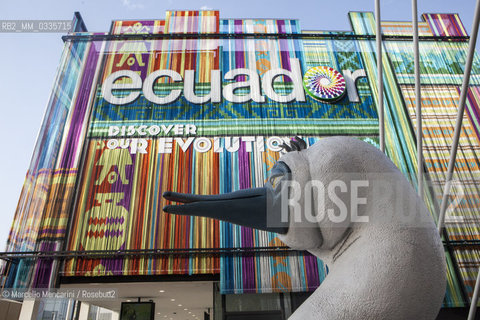 Milan Expo 2015. Statue of a booby bird in front of the Ecuador Pavilion. The blue-footed booby is a typical bird of Galapagos islands / Expo Milano 2015. Statua di una sula dai piedi azzurri davanti al padiglione dellEcuador. La sula è un uccello tipico delle isole Galapagos - ©Marcello Mencarini/Rosebud2