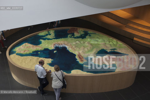 Milan Expo 2015. Exposition about Italian Identity at Palazzo Italia: in this hall there is a map of Europe from which Italy has been removed  to suggest the question: What would the world be without Italy? / Expo Milano 2015. Mostra dellidentità italiana a Palazzo Italia: in questa sala si può vedere una mappa dellEuropa dove lItalia è stata rimossa per suggerire la domanda: Che cosa sarebbe il mondo senza lItalia? - ©Marcello Mencarini/Rosebud2