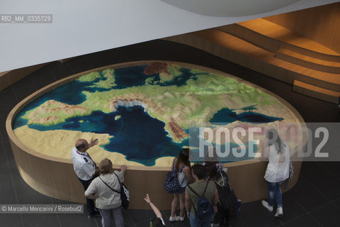 Milan Expo 2015. Exposition about Italian Identity at Palazzo Italia: in this hall there is a map of Europe from which Italy has been removed  to suggest the question: What would the world be without Italy? / Expo Milano 2015. Mostra dellidentità italiana a Palazzo Italia: in questa sala si può vedere una mappa dellEuropa dove lItalia è stata rimossa per suggerire la domanda: Che cosa sarebbe il mondo senza lItalia? - ©Marcello Mencarini/Rosebud2