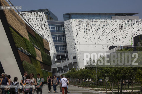 Milan Expo 2015. The Israeli Pavilion, on the left, and Palazzo Italia / Expo Milano 2015. Il padiglione di Israele, la sinistra, e Palazzo Italia - ©Marcello Mencarini/Rosebud2