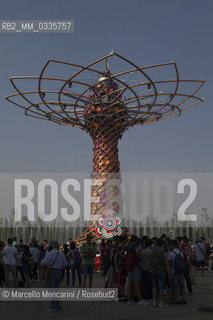 Milan Expo 2015. The Tree of Life designed by Marco Balich as symbol of the event. It is is a wood and steel scenic machine that will offer 1.200 light shows during the 6 months of Expo / Expo Milano 2015. LAlbero della vita progettato da Marco Balich, una struttura in legno e acciaio simbolo dellevento che durante i 6 mesi dellExpo produrrà 1200 show con effetti di luce - ©Marcello Mencarini/Rosebud2