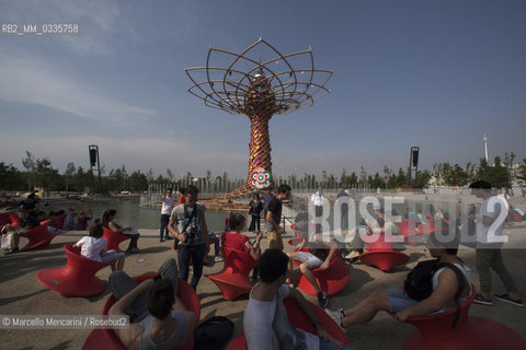 Milan Expo 2015. The Tree of Life designed by Marco Balich as symbol of the event. It is is a wood and steel scenic machine that will offer 1.200 light shows during the 6 months of Expo / Expo Milano 2015. LAlbero della vita progettato da Marco Balich, una struttura in legno e acciaio simbolo dellevento che durante i 6 mesi dellExpo produrrà 1200 show con effetti di luce - ©Marcello Mencarini/Rosebud2