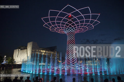 Milan Expo 2015. The Tree of Life designed by Marco Balich as symbol of the event. It is is a wood and steel scenic machine that will offer 1.200 light shows during the 6 months of Expo / Expo Milano 2015. LAlbero della vita progettato da Marco Balich, una struttura in legno e acciaio simbolo dellevento che durante i 6 mesi dellExpo produrrà 1200 show con effetti di luce - ©Marcello Mencarini/Rosebud2