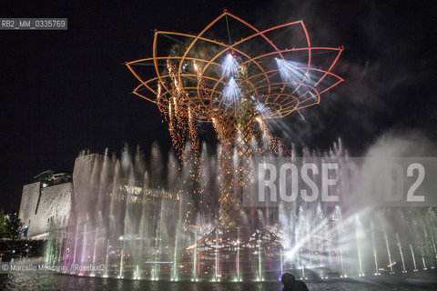 Milan Expo 2015. The Tree of Life designed by Marco Balich as symbol of the event. It is is a wood and steel scenic machine that will offer 1.200 light shows during the 6 months of Expo / Expo Milano 2015. LAlbero della vita progettato da Marco Balich, una struttura in legno e acciaio simbolo dellevento che durante i 6 mesi dellExpo produrrà 1200 show con effetti di luce - ©Marcello Mencarini/Rosebud2