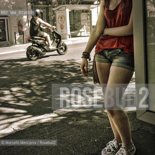 Arles, France.  Girl waiting for the bus / Arles, Francia. Ragazza che aspetta lautobus- ©Marcello Mencarini/Rosebud2