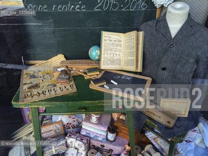 A window shop in Arles, France / La vetrina di un negozio ad Arles, Francia - ©Marcello Mencarini/Rosebud2