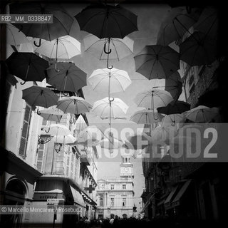 Arles, France. Street decoration with umbrellas in rue Jean Jaurès. In the background, the Town Hall in Place de la République / Arles, Francia. Decorazione con ombrelli in via Jean Jaurès. Sullo sfondo, il Municipio in Place de la République - ©Marcello Mencarini/Rosebud2