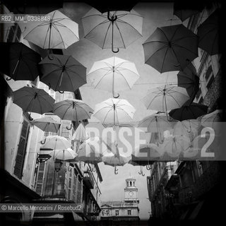 Arles, France. Street decoration with umbrellas in rue Jean Jaurès. In the background, the Town Hall in Place de la République / Arles, Francia. Decorazione con ombrelli in via Jean Jaurès. Sullo sfondo, il Municipio in Place de la République - ©Marcello Mencarini/Rosebud2