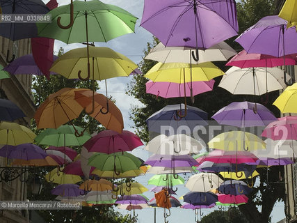 Arles, France. Street decoration with umbrellas in rue Jean Jaurès / Arles, Francia. Decorazione con ombrelli in via Jean Jaurès - ©Marcello Mencarini/Rosebud2