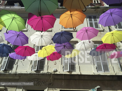 Arles, France. Street decoration with umbrellas in rue Jean Jaurès / Arles, Francia. Decorazione con ombrelli in via Jean Jaurès - ©Marcello Mencarini/Rosebud2