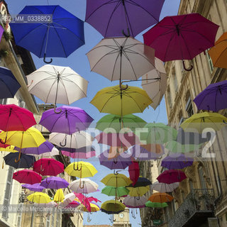 Arles, France. Street decoration with umbrellas in rue Jean Jaurès / Arles, Francia. Decorazione con ombrelli in via Jean Jaurès - ©Marcello Mencarini/Rosebud2