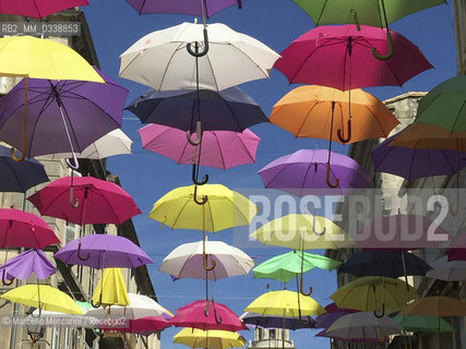 Arles, France. Street decoration with umbrellas in rue Jean Jaurès. In the background, the Town Hall in Place de la République / Arles, Francia. Decorazione con ombrelli in via Jean Jaurès. Sullo sfondo, il Municipio in Place de la République - ©Marcello Mencarini/Rosebud2