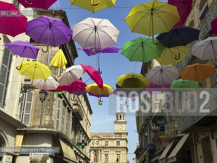 Arles, France. Street decoration with umbrellas in rue Jean Jaurès. In the background, the Town Hall in Place de la République / Arles, Francia. Decorazione con ombrelli in via Jean Jaurès. Sullo sfondo, il Municipio in Place de la République - ©Marcello Mencarini/Rosebud2