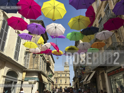 Arles, France. Street decoration with umbrellas in rue Jean Jaurès. In the background, the Town Hall in Place de la République / Arles, Francia. Decorazione con ombrelli in via Jean Jaurès. Sullo sfondo, il Municipio in Place de la République - ©Marcello Mencarini/Rosebud2