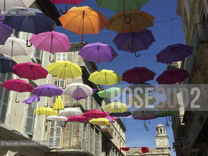 Arles, France. Street decoration with umbrellas in rue Jean Jaurès. In the background, the Town Hall in Place de la République / Arles, Francia. Decorazione con ombrelli in via Jean Jaurès. Sullo sfondo, il Municipio in Place de la République - ©Marcello Mencarini/Rosebud2