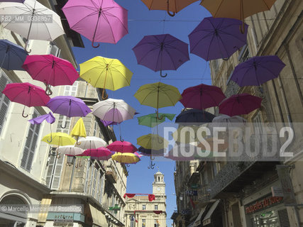 Arles, France. Street decoration with umbrellas in rue Jean Jaurès. In the background, the Town Hall in Place de la République / Arles, Francia. Decorazione con ombrelli in via Jean Jaurès. Sullo sfondo, il Municipio in Place de la République - ©Marcello Mencarini/Rosebud2