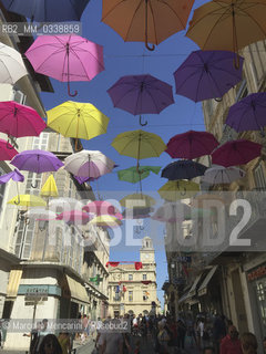 Arles, France. Street decoration with umbrellas in rue Jean Jaurès. In the background, the Town Hall in Place de la République / Arles, Francia. Decorazione con ombrelli in via Jean Jaurès. Sullo sfondo, il Municipio in Place de la République - ©Marcello Mencarini/Rosebud2