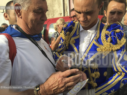 Arles, Francia. Feria du riz. Matador Juan Bautista signs autographs before entering the Arena for bullfighting / Arles, Francia, Feria du riz. Il matador Juan Bautista prima di entrare nellArena per la corrida - ©Marcello Mencarini/Rosebud2