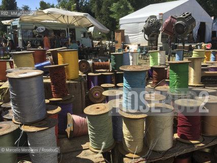 Vintage objects at brocante market at LIsle sur la Sorgue, France: spools of thread / Oggetti dantiquariato al mercato brocante di LIsle sur la Sorgue, Francia: rocchetti di filo - ©Marcello Mencarini/Rosebud2