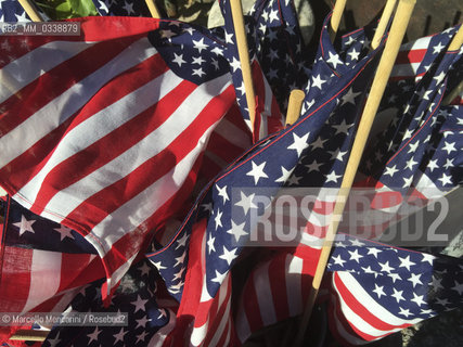 Vintage objects at brocante market at LIsle sur la Sorgue, France: American flags  / Oggetti dantiquariato al mercato brocante di LIsle sur la Sorgue, Francia: bandiere americane  - ©Marcello Mencarini/Rosebud2