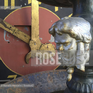 Vintage objects at brocante market at LIsle sur la Sorgue, France: old clock  / Oggetti dantiquariato al mercato brocante di LIsle sur la Sorgue, Francia: vecchio orologio  - ©Marcello Mencarini/Rosebud2