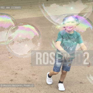 Perpignan, France. Children playing with soap bubbles / Perpignan, Francia. Bambini che giocano con bolle di sapone - ©Marcello Mencarini/Rosebud2