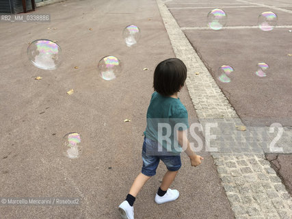 Perpignan, France. Children playing with soap bubbles / Perpignan, Francia. Bambini che giocano con bolle di sapone - ©Marcello Mencarini/Rosebud2