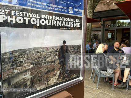 Perpignan, France, 2015. Visa pour limage, International Festival of Photojournalism. The Café de la Poste, where professionals meet / Perpignan, Francia, 2015. Visa pour limage, Festival internazionale del fotogiornalismo. Il Café de la Poste dove si ritrovano gli addetti ai lavori  - ©Marcello Mencarini/Rosebud2