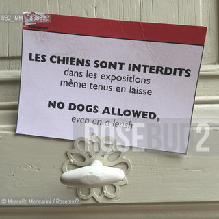 Perpignan, France, 2015. Visa pour limage, International Festival of Photojournalism: Sign which forbids the entry of the dogs to the exhibitions / Perpignan, Francia, 2015. Visa pour limage, Festival internazionale del fotogiornalismo: Perpignan, Francia, 2015. Visa pour limage, Festival internazionale del fotogiornalismo: Cartello che vieta lingresso ai cani alle mostre - ©Marcello Mencarini/Rosebud2