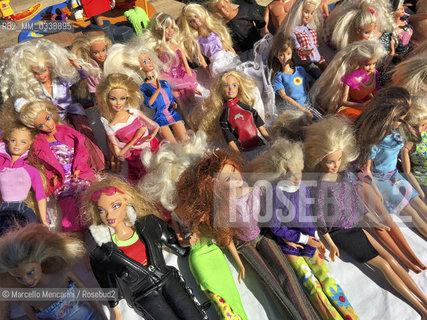 Barbies dolls for sale in the Montpellier flea market, France / Bambole Barbie in vendita al mercato delle pulci di Montpellier, France - ©Marcello Mencarini/Rosebud2