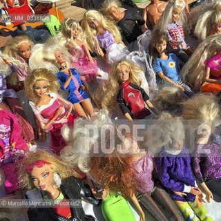 Barbies dolls for sale in the Montpellier flea market, France / Bambole Barbie in vendita al mercato delle pulci di Montpellier, France - ©Marcello Mencarini/Rosebud2