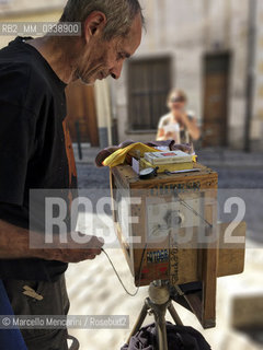 Perpignan, France. Street photographer / Perpignan, Francia. Fotografo di strada - ©Marcello Mencarini/Rosebud2