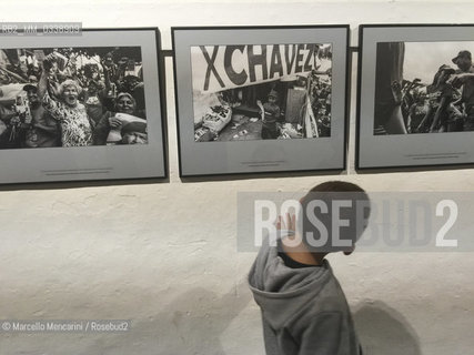 Perpignan, France, 2015. Visa pour limage, International Festival of Photojournalism: children watching Alejandro Cegarras exhibition, Living with the Legacy of Hugo Chavez / Perpignan, Francia, 2015. Visa pour limage, Festival internazionale del fotogiornalismo: bambini che guardano la mostra di Alejandro Cegarra, Il peso delleredità di Hugo Chavez  - ©Marcello Mencarini/Rosebud2