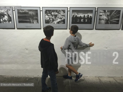 Perpignan, France, 2015. Visa pour limage, International Festival of Photojournalism: children watching Alejandro Cegarras exhibition, Living with the Legacy of Hugo Chavez / Perpignan, Francia, 2015. Visa pour limage, Festival internazionale del fotogiornalismo: bambini che guardano la mostra di Alejandro Cegarra, Il peso delleredità di Hugo Chavez  - ©Marcello Mencarini/Rosebud2