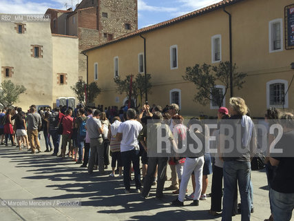 Perpignan, France, 2015. Visa pour limage, International Festival of Photojournalism: : People waiting in line to enter in the Couvent des Minimes to see the exhibitions   / Perpignan, Francia, 2015. Visa pour limage, Festival internazionale del fotogiornalismo: gente in coda davanti al Couvent des Minimes per entrare a vedere le mostre - ©Marcello Mencarini/Rosebud2