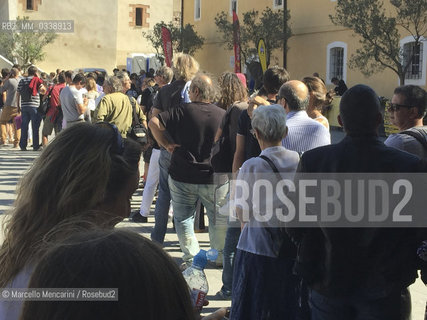 Perpignan, France, 2015. Visa pour limage, International Festival of Photojournalism: : People waiting in line to enter in the Couvent des Minimes to see the exhibitions   / Perpignan, Francia, 2015. Visa pour limage, Festival internazionale del fotogiornalismo: gente in coda davanti al Couvent des Minimes per entrare a vedere le mostre - ©Marcello Mencarini/Rosebud2