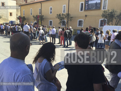 Perpignan, France, 2015. Visa pour limage, International Festival of Photojournalism: : People waiting in line to enter in the Couvent des Minimes to see the exhibitions   / Perpignan, Francia, 2015. Visa pour limage, Festival internazionale del fotogiornalismo: gente in coda davanti al Couvent des Minimes per entrare a vedere le mostre - ©Marcello Mencarini/Rosebud2