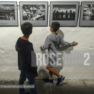 Perpignan, France, 2015. Visa pour limage, International Festival of Photojournalism: children watching Alejandro Cegarras exhibition, Living with the Legacy of Hugo Chavez / Perpignan, Francia, 2015. Visa pour limage, Festival internazionale del fotogiornalismo: bambini che guardano la mostra di Alejandro Cegarra, Il peso delleredità di Hugo Chavez  - ©Marcello Mencarini/Rosebud2