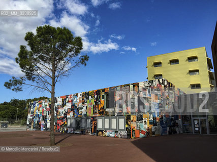 Archipelago Theater (Théâtre de lArchipel) in Perpignan, France, designed by Jean Nouvel and Brigitte Métra architects. The Ticket office in foreground and the Carré Hall in background / Teatro dellArcipelago (Théâtre de lArchipel) a Perpignan, Francia, progettato dagli architetti Jean Nouvel e Brigitte Métra. La biglietteria in primo piano e, sullo sfondo, la sala Carré - ©Marcello Mencarini/Rosebud2