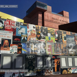 Archipelago Theater (Théâtre de lArchipel) in Perpignan, France, designed by Jean Nouvel and Brigitte Métra architects. The Ticket office in foreground and, in the background, The Carré Hall and The Studio (a recording studio) / Teatro dellArcipelago (Théâtre de lArchipel) a Perpignan, Francia, progettato dagli architetti Jean Nouvel e Brigitte Métra. La biglietteria in primo piano e, in secondo piano, la Sala Le Carré e Le Studio (uno studio di registrazione)- ©Marcello Mencarini/Rosebud2