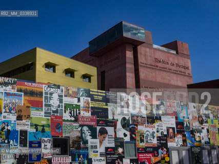 Archipelago Theater (Théâtre de lArchipel) in Perpignan, France, designed by Jean Nouvel and Brigitte Métra architects. The Ticket office in foreground and, in the background, The Carré Hall and The Studio (a recording studio) / Teatro dellArcipelago (Théâtre de lArchipel) a Perpignan, Francia, progettato dagli architetti Jean Nouvel e Brigitte Métra. La biglietteria in primo piano e, in secondo piano, la Sala Le Carré e Le Studio (uno studio di registrazione)- ©Marcello Mencarini/Rosebud2