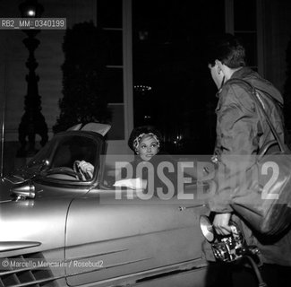 Rome, via Veneto, about 1960. Swedish actress Anita Ekberg in a car and a paparazzo in front of the Excelsior Hotel / Roma, via Veneto, 1960 circa. Lattrice Anita Ekberg in automobile e un paparazzo  di fronte allHotel Excelsior - ©Marcello Mencarini/Rosebud2